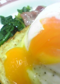 朝食に！冷凍ハッシュドポテトの半熟卵のせ