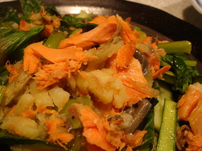 鮭と小松菜のジャガイモ蒸しの写真
