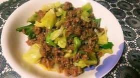 丼にも◎キャベツと挽き肉の炒め物。