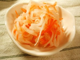 さっぱりリンゴ酢で、なます風サラダ