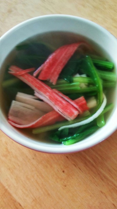 簡単な小松菜とカニかまのコンソメスープ♪の写真