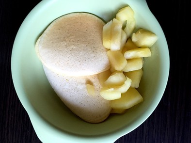 離乳食 ホットケーキ りんご煮添えの写真