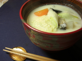 残り物で鮭酒粕汁