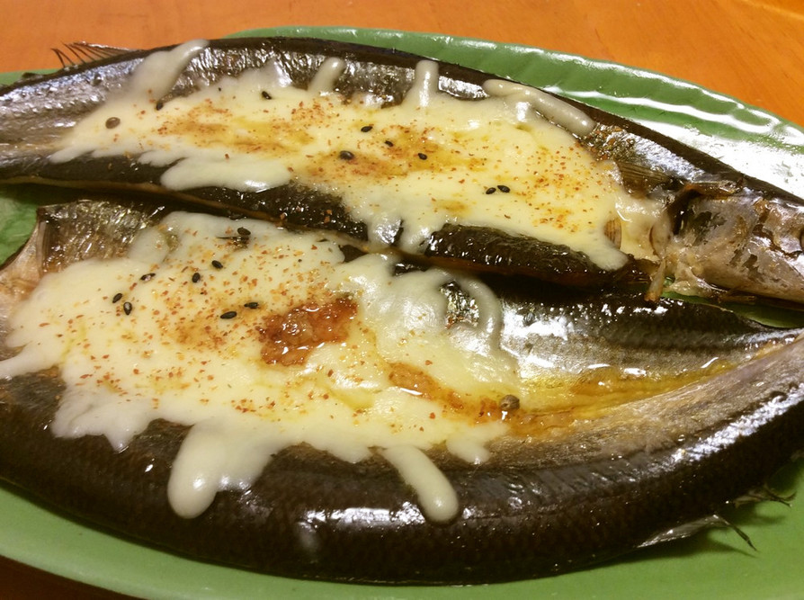 焼き秋刀魚のチーズ七味唐辛子乗せの画像