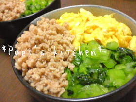 麺つゆだけであっさり鶏そぼろの三色丼♪