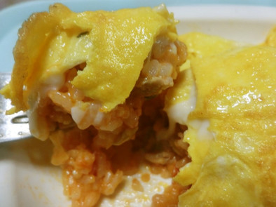 ケチャップライス　鶏肉とチーズ入り卵のせの写真