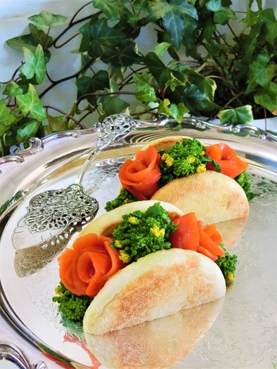 サーモンと菜の花のフラワーサンドイッチの写真