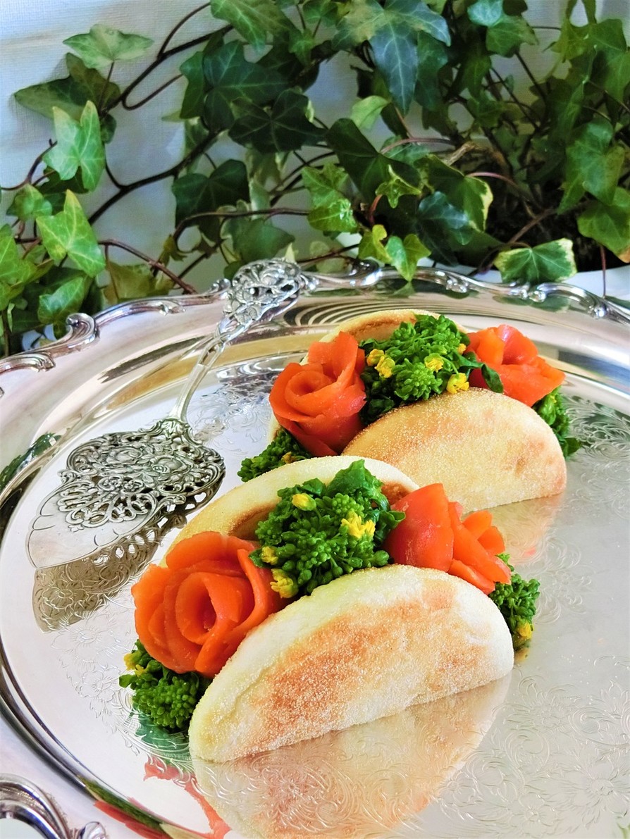 サーモンと菜の花のフラワーサンドイッチの画像