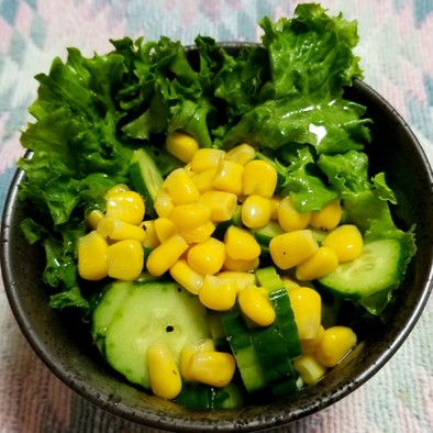胡瓜とコーンのサラダの写真