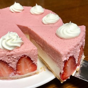 レアチーズとイチゴムースの二層ケーキ