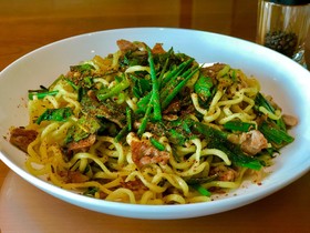 青葱と豚肉の塩焼蕎麦 黒胡椒大掛け