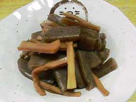 山形の味? コンニャクとメンマの煮物