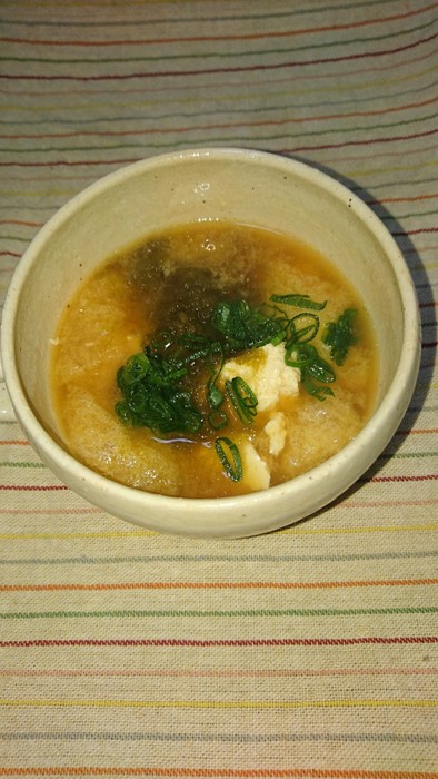 豆腐と松山揚げ、とろろ昆布のお味噌汁の写真