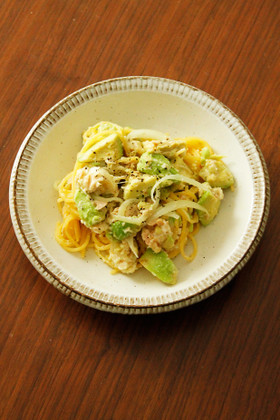 アボカドとツナの酒粕パスタ