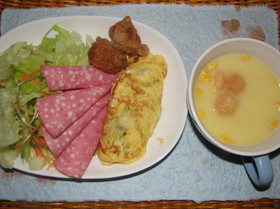 ドライカレー入りオムレツのある朝食