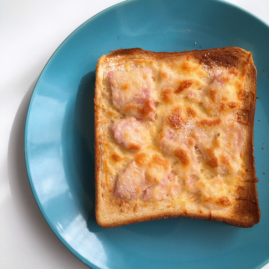 ハムとチーズとトリュフ塩のトーストの画像