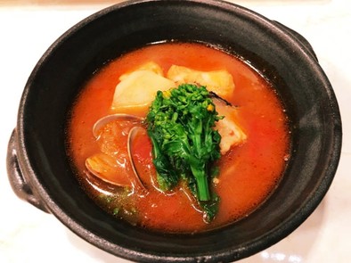 菜の花と魚介のトマトスープの写真