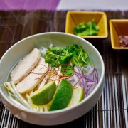 爽やかな香りの鶏肉とライムのフォーの写真