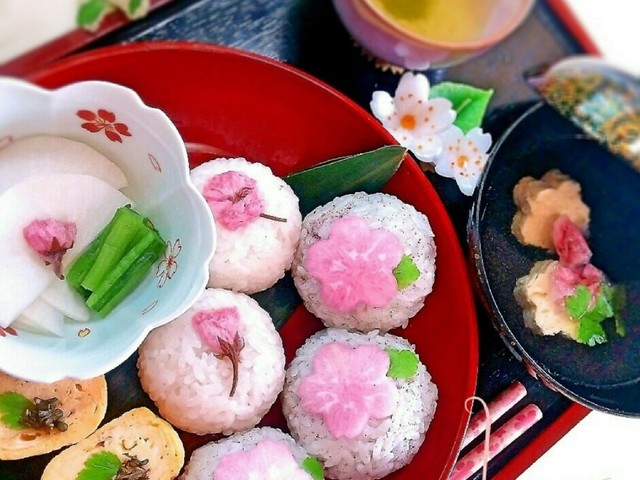 梅炊き込みご飯と塩漬け桜のおにぎり レシピ 作り方 By Icco000 クックパッド 簡単おいしいみんなのレシピが357万品