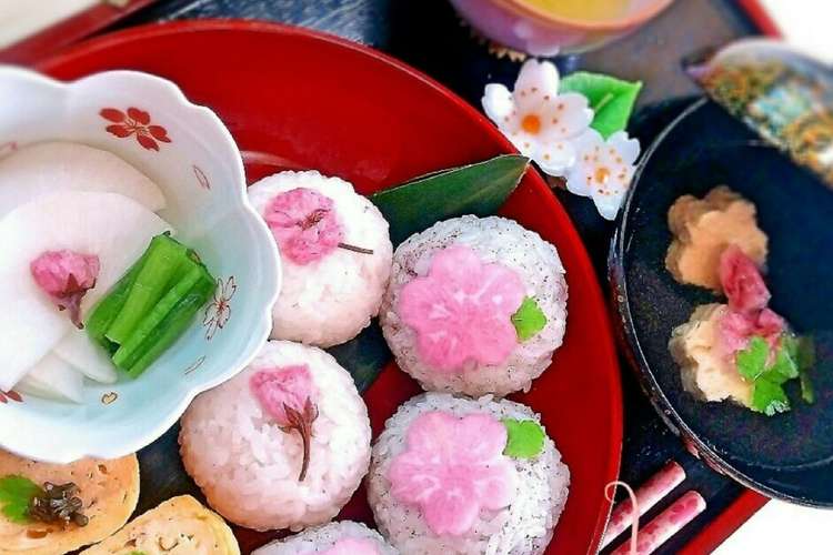 梅炊き込みご飯と塩漬け桜のおにぎり レシピ 作り方 By Icco000 クックパッド 簡単おいしいみんなのレシピが357万品
