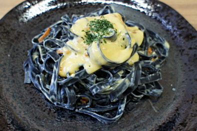 会津桐炭（平麺）パスタのカルボナーラの写真