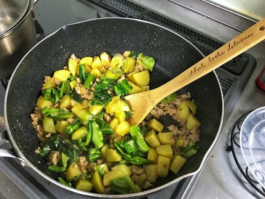 じゃがいもと鶏ひき肉のコブドレ炒めの画像