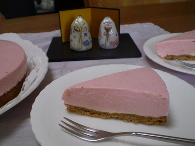 雛祭りに　苺たっぷりのレアチーズケーキの写真