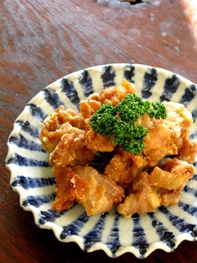 ジューシーな鶏の唐揚げ