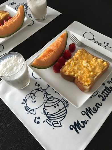 たまご明太マヨチーズトーストの写真