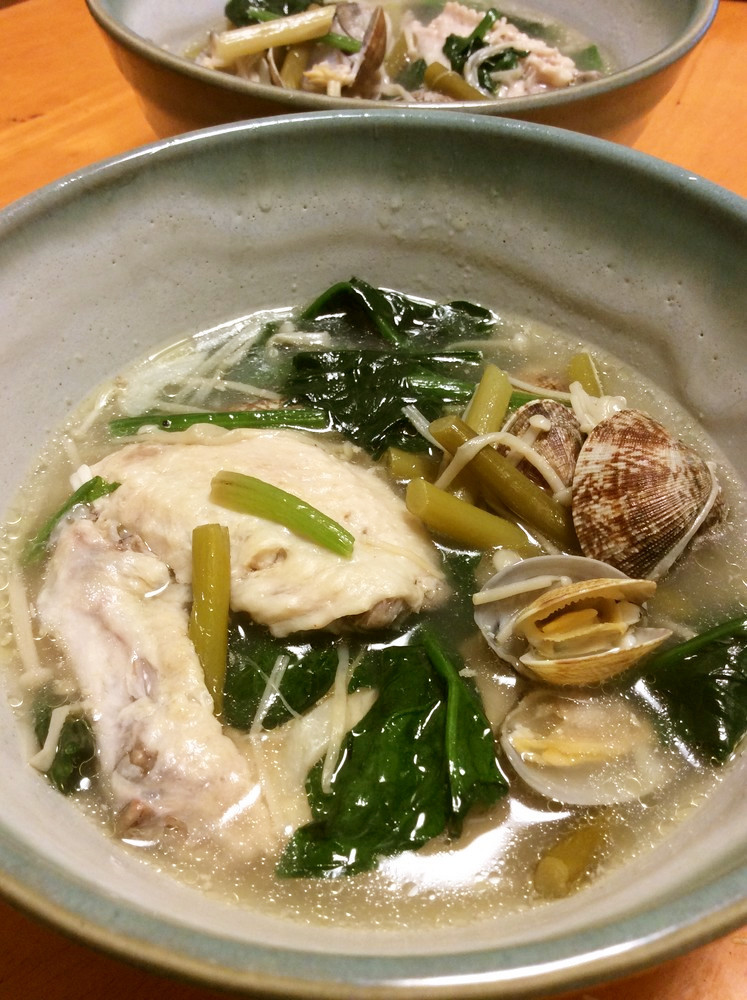 圧力鍋で鳥手羽とアサリの煮込みスープの画像