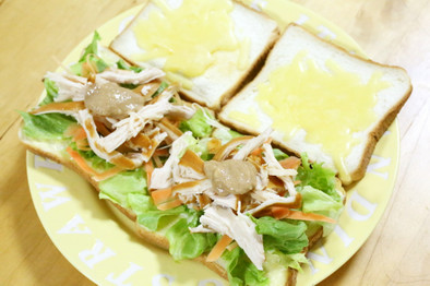 サテ風スモークチキンのサンドイッチの写真
