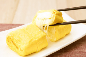 お弁当に!はんぺんのチーズ入りだし巻き卵