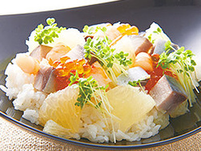 グレープフルーツのしめ鯖チラシ寿司の写真