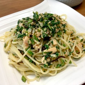 鮭缶でぱぱっと☆春菊と鮭と塩昆布のパスタ