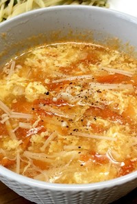 トマトとエノキの簡単かき卵コンソメスープ