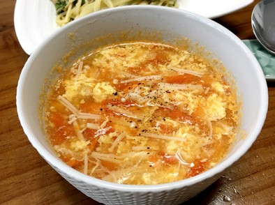 トマトとエノキの簡単かき卵コンソメスープの写真