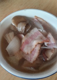 舞茸シリーズ♪コンソメと昆布の簡単スープ