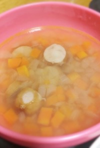 玉ねぎと人参とソーセージのスープ