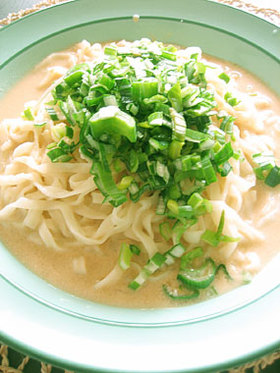 即席メンで簡単♪白ゴマ釜揚げ風艶うどん