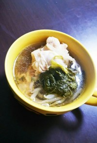 鶏手羽元と菜花の生姜コンソメスープ