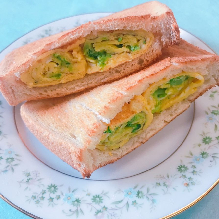 朝食にブロッコリーの玉子焼きサンドイッチの画像