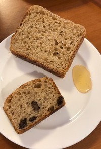 天然酵母パン。ライ麦や蕎麦粉を使用