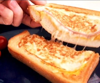 食パンくりぬき、ハム卵チーズのトーストの写真