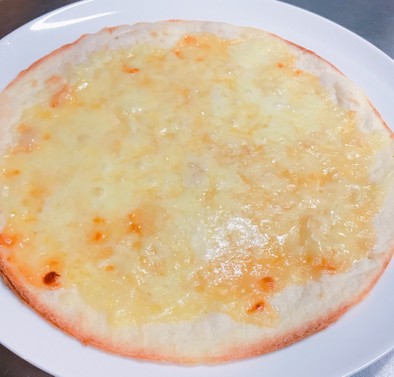 超簡単おつまみに！チーズとはちみつのピザの写真