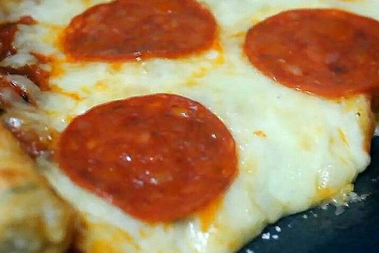 チーズたっぷりピザ ペパロニピザ レシピ 作り方 By Looore クックパッド 簡単おいしいみんなのレシピが361万品