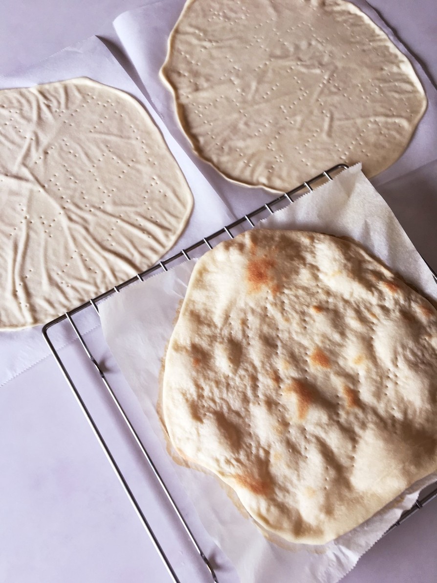 自家製天然酵母のピザ生地クリスピータイプの画像