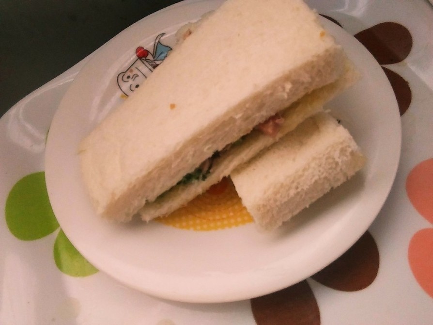 ブロッコリーとツナのサンドイッチの画像