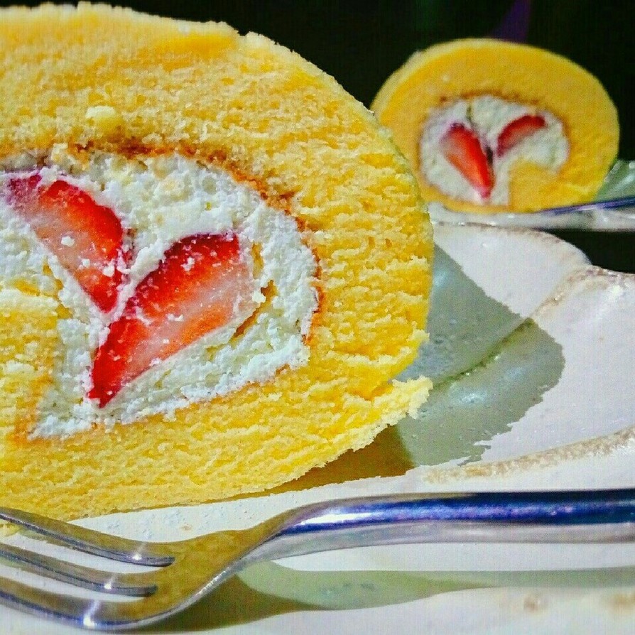 柔らかスポンジの｢苺ロールケーキ｣の画像
