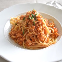 スパゲティー二　魚介のピリ辛ラグーソース