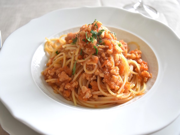 スパゲティー二 魚介のピリ辛ラグーソース